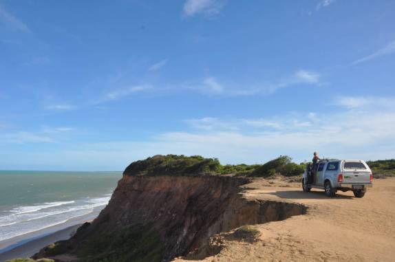 Praia e falésias entre as praias da Campina e do Outeiro - PB